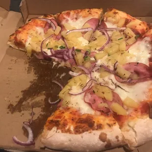 Awesome pizza. I'm a thick crust lover.. they always take great care of me...   oh yea the beers are very cold