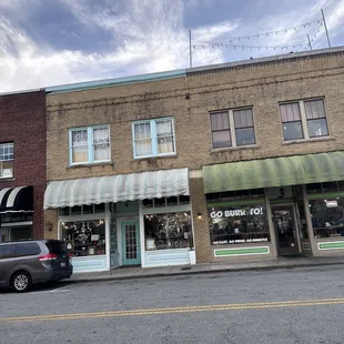 a car parked in front of a building