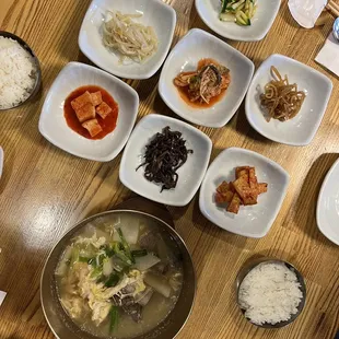 Galbitang and banchan