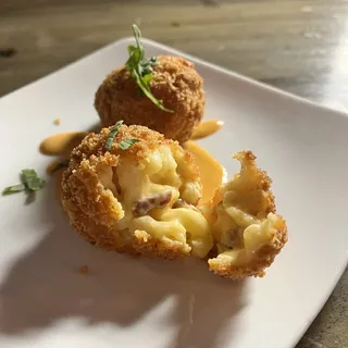 Fried Bacon Mac and Cheese Ball