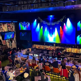 The screens and dj on weekends is a bomb