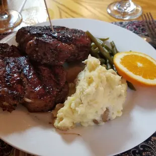 a plate of meat and mashed potatoes