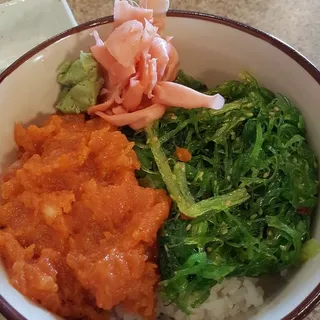 Spicy Salmon with Seaweed Salad Bowl