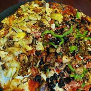 Half combo with olives, half chicken artichoke with added mushrooms.