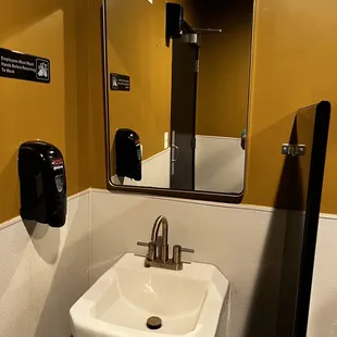 Men&apos;s bathroom