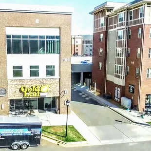 a view of the outside of the building