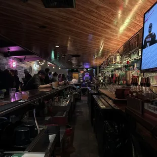 Long bar, great bar tenders, good vibes!