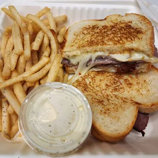 Chipotle Roast Beef Melt w/Fries