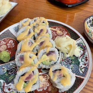 Spicy tuna maki with avocado