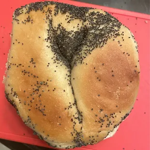 So tasty, this poppy bagel is irresistible!
