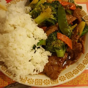 Beef and broccoli lunch combination with white rice