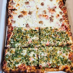 Large pan - 1/2 clam &amp; garlic and 1/2 sausage with extra cheese