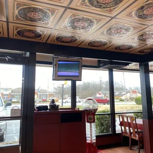 a view of a restaurant from the outside