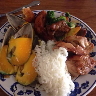 Sticky rice, teriyaki chicken, broccoli beef, mussels