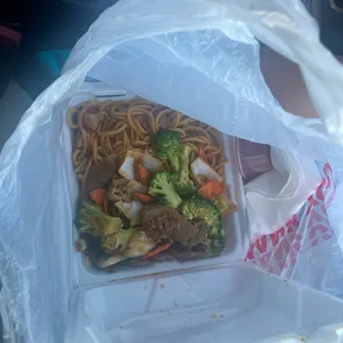 Supposed to be Dinner L10. House Special Chicken Lunch Special  Is instead beef and broccoli