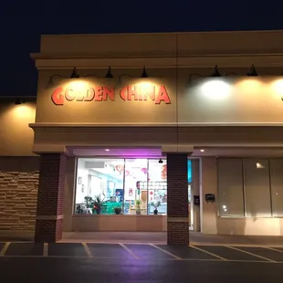 the front of a restaurant at night