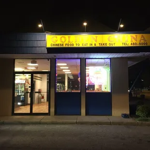 the front of a restaurant at night