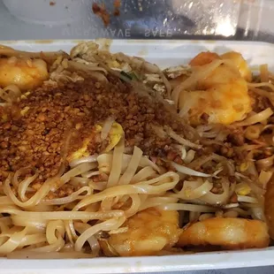 Shrimp pad thai, lacks flavor.