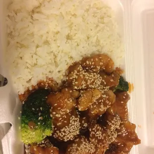Sesame Chicken - took about 8-9 minutes to come out which i think is a much better sign than an immediate scoop&apos;n&apos;serve