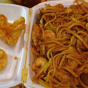 Large  combination  low mein and crab Rangoons