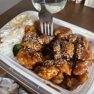 Sesame Chicken (comes w egg roll)