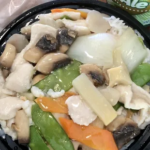 Moo Goo Gai Pan Lunch, Egg Roll, w/ a free soda