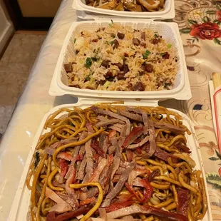 Beef chow fun, fried rice &amp; chowmein noodlesYummy One of my favorite food rescuer when I have visitors