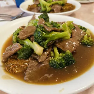 Beef broccoli cake noodle