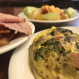 Delicious omelette, perfectly cooked bacon (most of it, lol), juicy ham, and of course, Gabby's excellent service!!