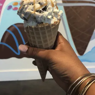 a hand holding an ice cream cone