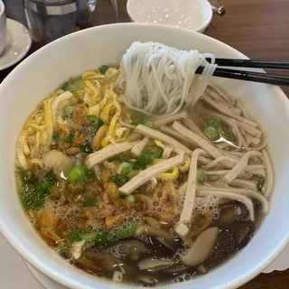 Hanoi style noodle soup (Bn thang)