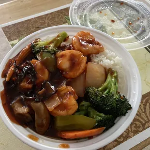 Lunch special shrimp with garlic sauce