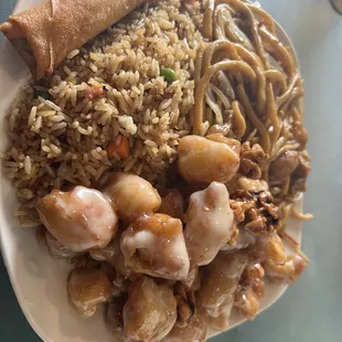 Walnut chicken lunch special: excellent