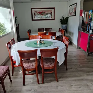 A few larger tables for groups are available