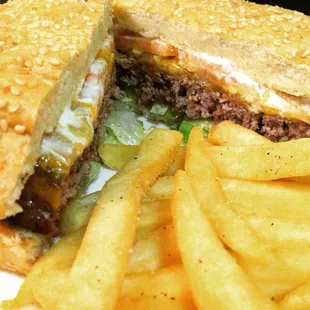 Cheeseburger with fries