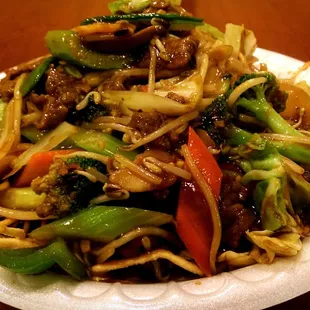 Beef chop suey with crunchy noodles