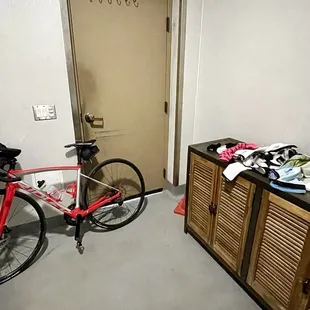 Spacious bathroom is GREAT to fit moa n like Ridley in it.