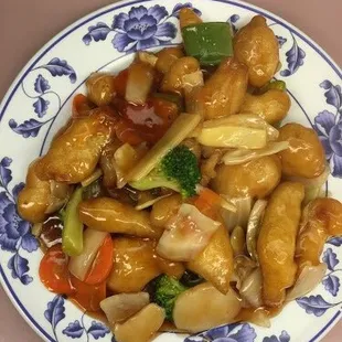 a plate of chicken and vegetables