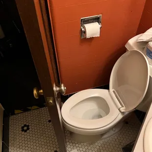 The door doesn&apos;t open all the way