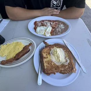 best place ever (chilaquiles n french toast!)