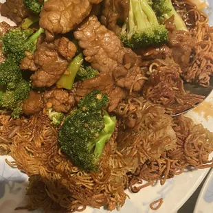 Beef with Broccoli Cake Noodle