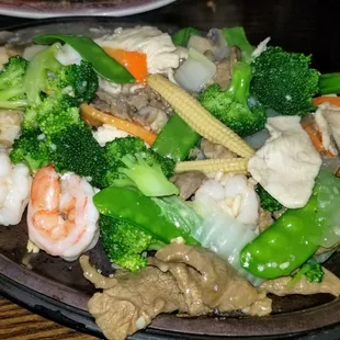 Triple Delight (chicken, shrimp, beef) on a sizzling plate.