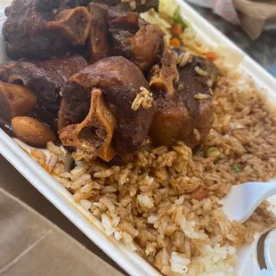 Oxtails, white rice and steamed vegetables