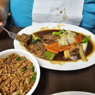 Beef and vegetables with fried rice, delicious!!