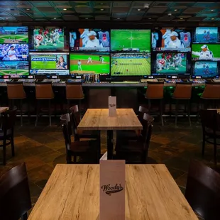 Woody&apos;s Sportsbook &amp; Grill