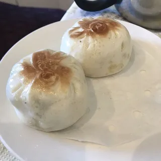 D24. / Pan Fried Pork Bun with Vegetable