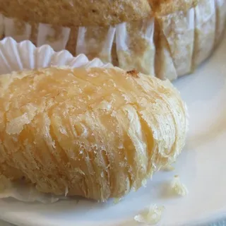 D27. / Crispy Durian Puff