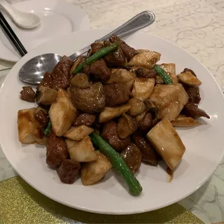 E04. Steak Cube with Mixed Mushroom and BBQ Saucev