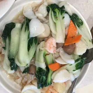L08. Seafood Chow Fun with Gravy