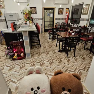 Clean and bright interior! Pleasant decor!